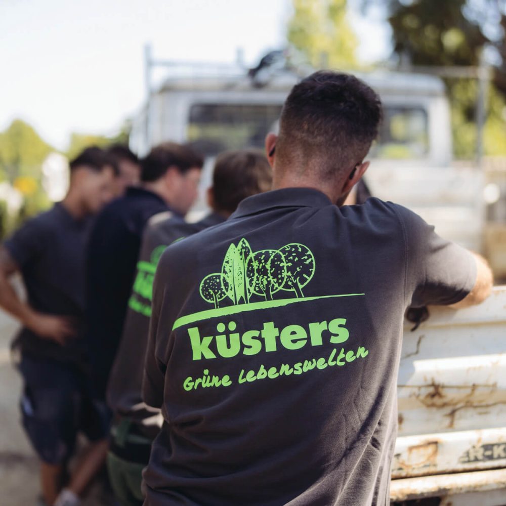 kuesters-bei-gartenarbeit